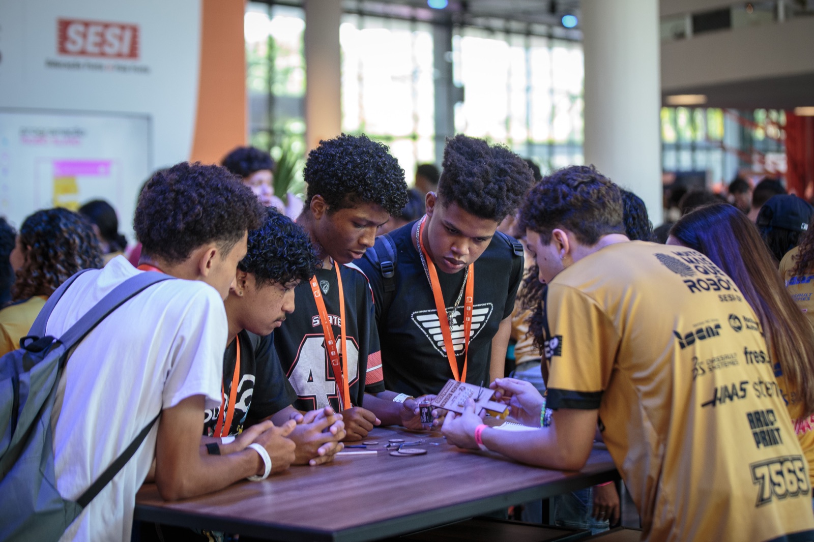 Jovens com crachás conversando na edição anterior