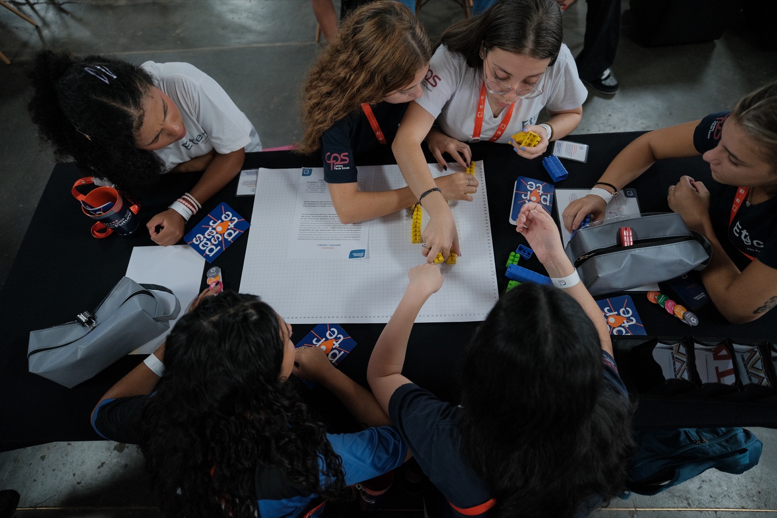Público reunido em torno das letras FUTURO no evento