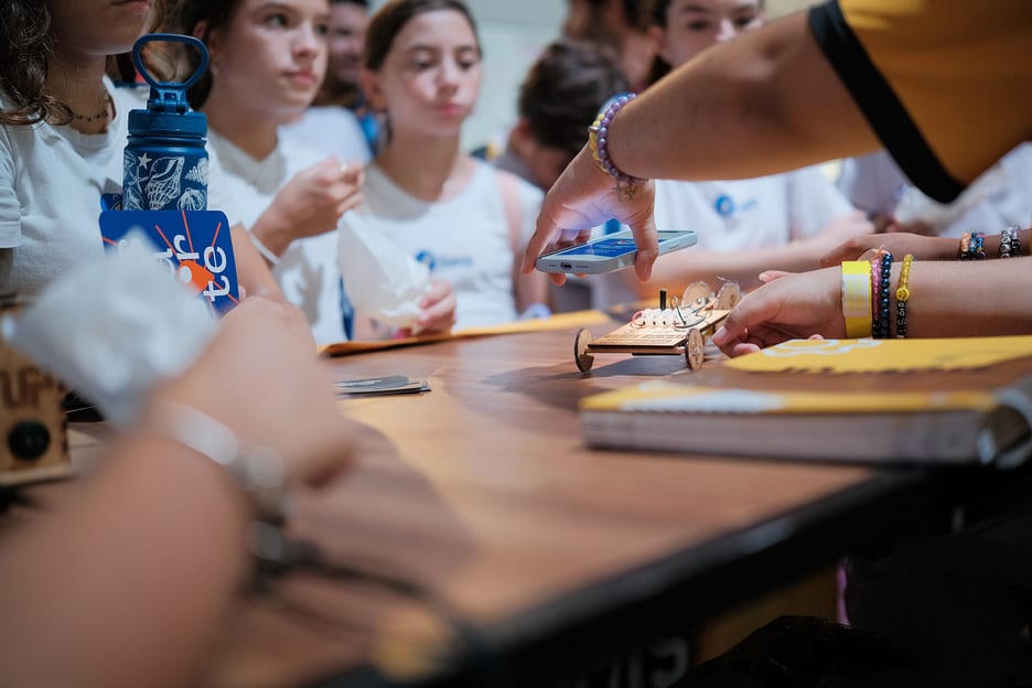 Jovens em atividade de robótica na competição de robôs do Sesi