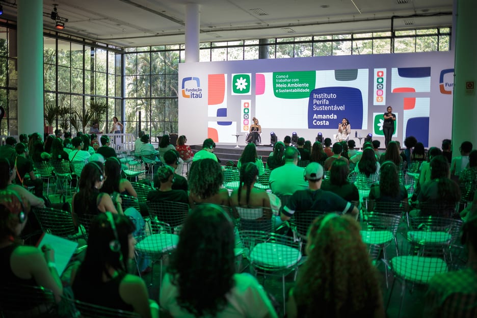 Arena Sustentável com público em experiência STEAM
