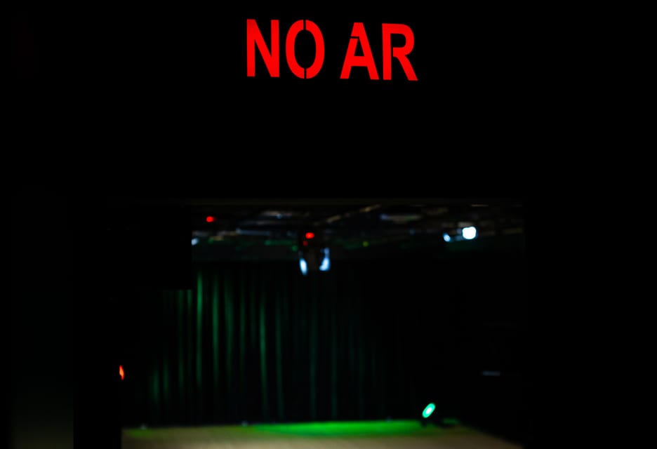 Estúdio de podcast Jovem Cast com placa NO AR