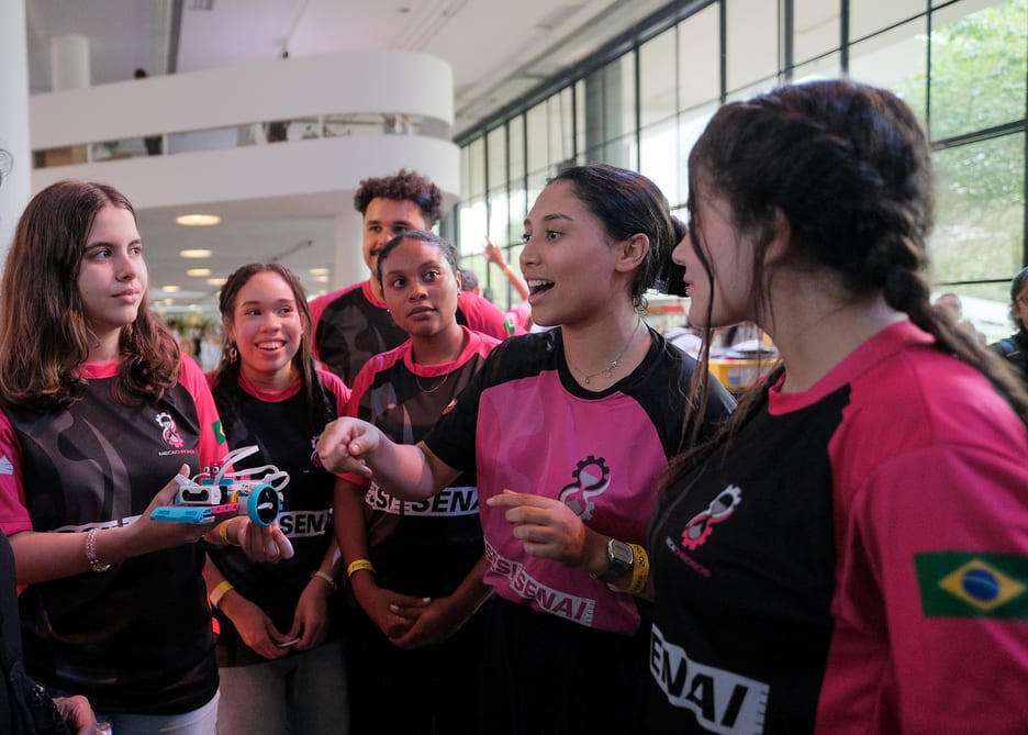 Jovens em roda de conversa sobre educomunicação