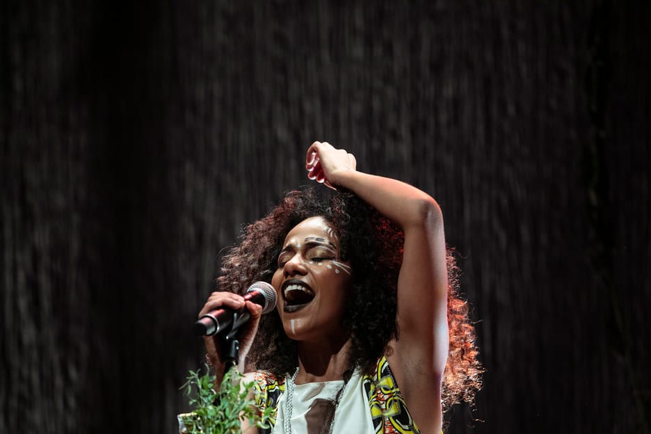 Artista apresentando slam de poesia no microfone