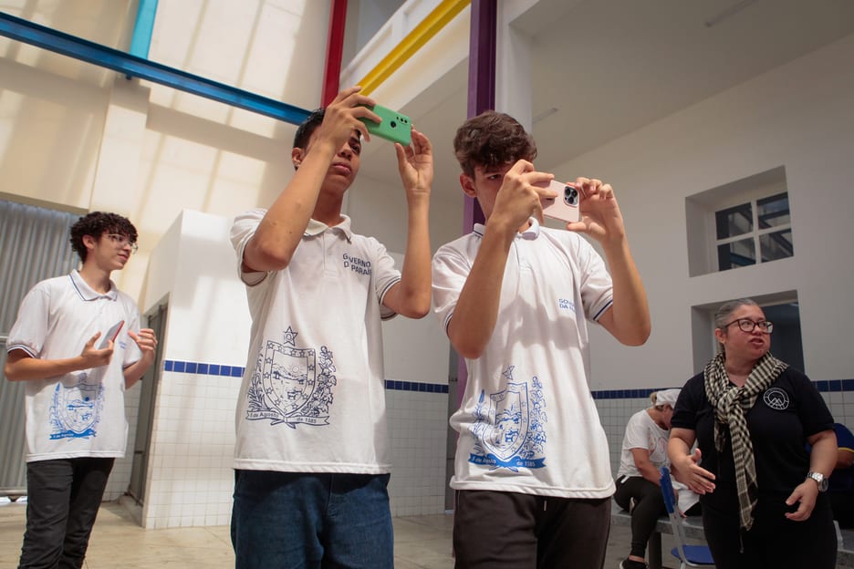 Jovens experimentando filtros de luz em workshop audiovisual