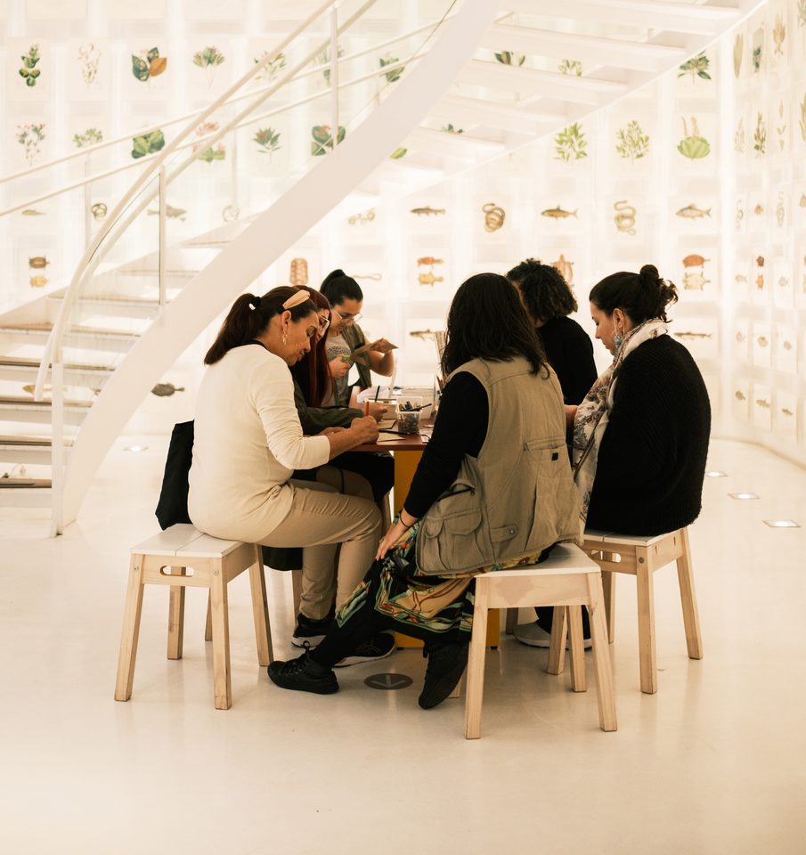 Pessoa em atividade cultural em espaço iluminado